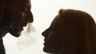 Adam kadına duman öpmüş