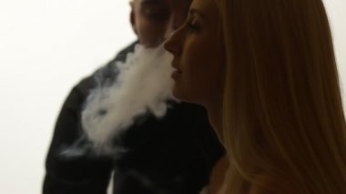 Adam kadına duman öpmüş