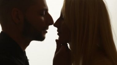 Kadın duman öpücük adama veriyor.