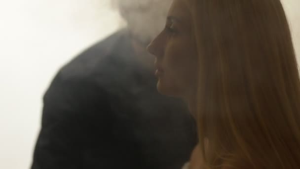 Nő füst csókot ad ember — Stock videók