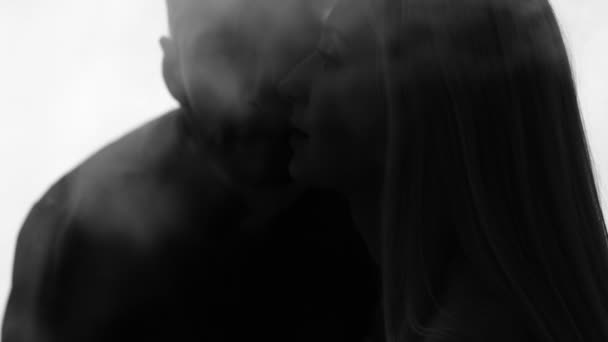 Casal em nuvens de fumo. Laço — Vídeo de Stock