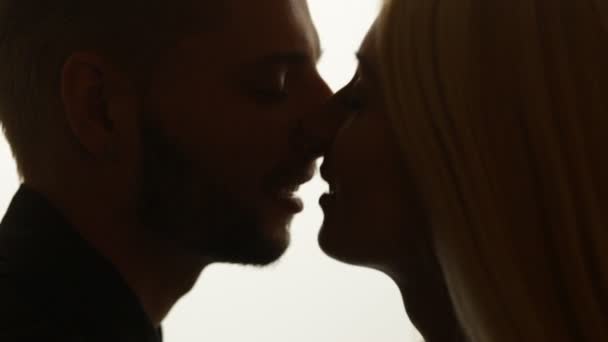 Пара цілується на білому — стокове відео
