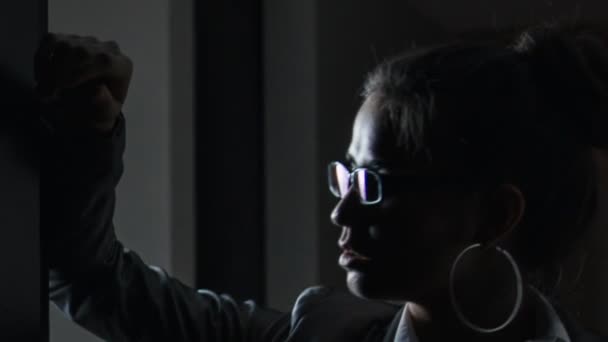 眼镜的女人 — 图库视频影像