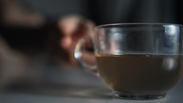 Mão tomar xícara de chá — Vídeo de Stock