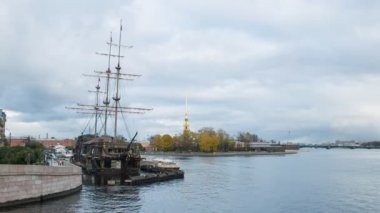 Merkezi, St. Peterburg eski gemi ile. Zaman atlamalı