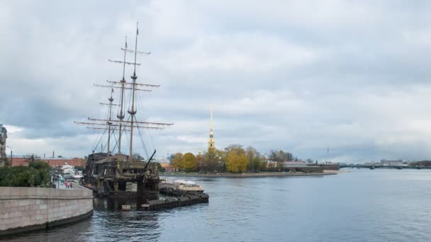Κέντρο του St. Peterburg με παλιό πλοίο. Πάροδο του χρόνου — Αρχείο Βίντεο