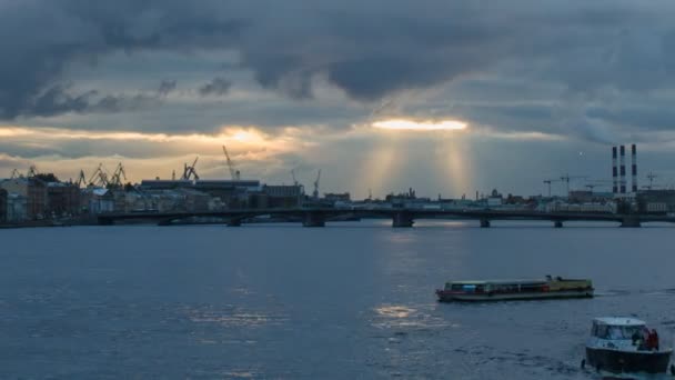 Panoramautsikt över floden Neva på kvällen. Tidsfördröjning — Stockvideo