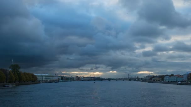 Panoramisch zicht op de rivier Neva bij avond. Time-lapse — Stockvideo