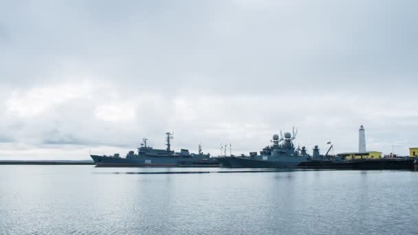 Navios militares no porto — Vídeo de Stock