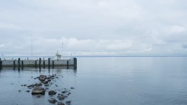 Calma Finsky Bay en otoño. Bucle — Vídeo de stock