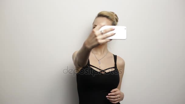 Νεαρή ξανθιά γυναίκα κάνει selfie. Βρόχου — Αρχείο Βίντεο