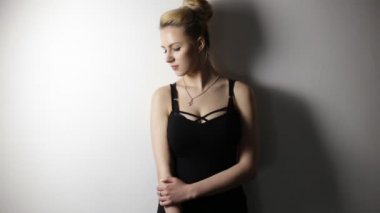jonge blonde vrouw op wit