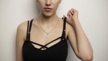 Beyaz flört genç sarışın kadın