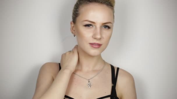 Mladá blond žena flirtuje na bílém — Stock video