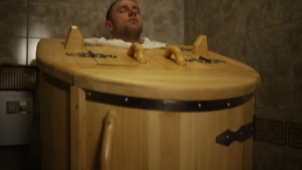 雪松桶在温泉 — 图库视频影像