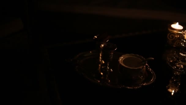 Свечи в темной комнате — стоковое видео