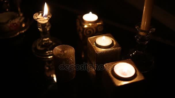 Velas en cuarto oscuro. Bucle — Vídeos de Stock