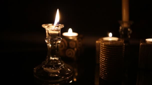 Kaarsen in de donkere kamer — Stockvideo