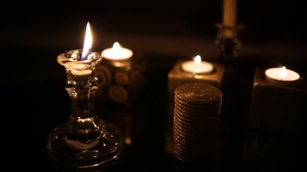 Velas en el cuarto oscuro. Lazo — Vídeo de stock © Honored #173444552 Velas en el cuarto oscuro. Lazo — Vídeo de stock © Honored #173444552
