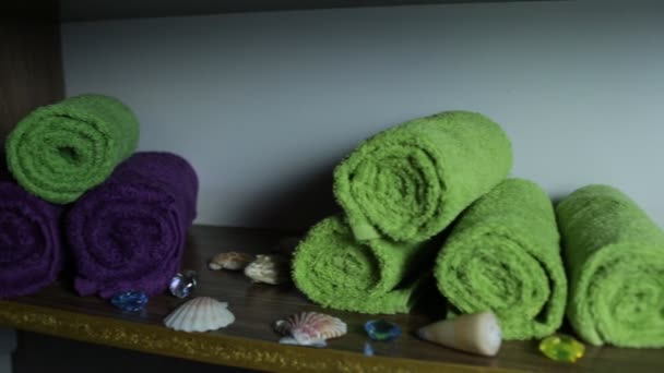 Handdoek op plank in spa salon — Stockvideo