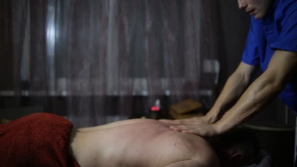 Terapeuta homem fazendo massagem para fisiculturista — Vídeo de Stock