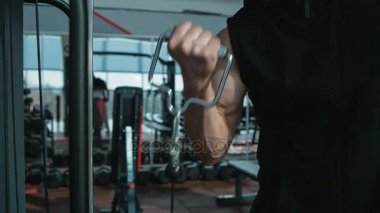 Vücut geliştirmeci egzersiz jimnastik salonu makine. Döngü
