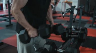 Omuz egzersiz dumbbells ile