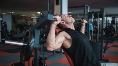 Vücut geliştirmeci egzersiz jimnastik salonu makine