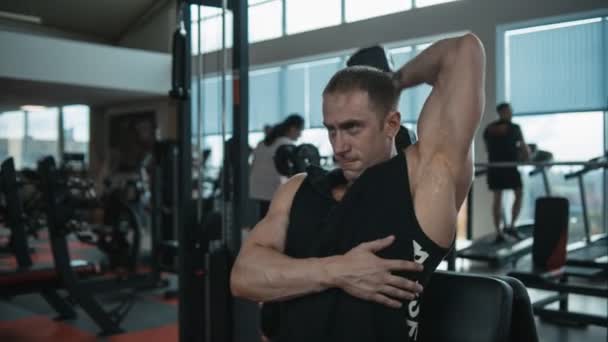 Trening tricepsów z hantlami — Wideo stockowe