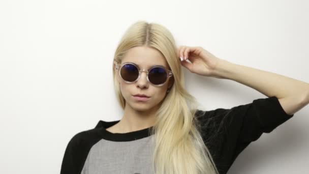 Menina loira jovem em óculos de sol — Vídeo de Stock