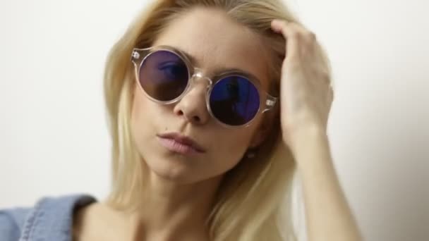 Junges blondes Mädchen mit Sonnenbrille — Stockvideo