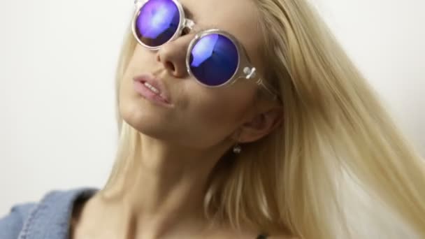 Blond meisje in zonnebril — Stockvideo