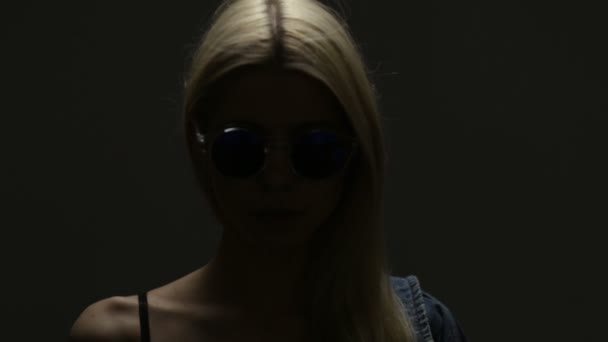 Jeune fille blonde en lunettes de soleil — Video