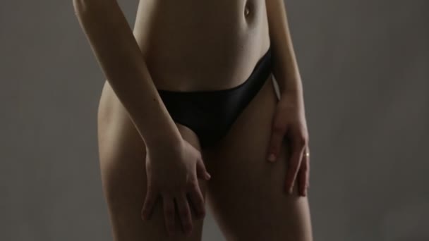 Weiblicher Körper in Unterwäsche — Stockvideo