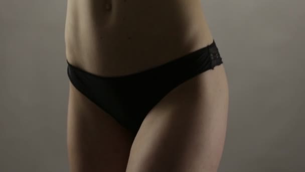 Vrouwelijk lichaam in ondergoed — Stockvideo