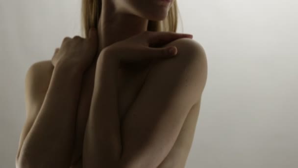 Женское тело в нижнем белье — стоковое видео