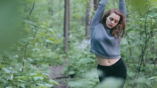 Chica pelirroja joven en el bosque — Vídeos de Stock