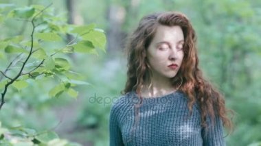Genç Kızıl saçlı kız ormanda