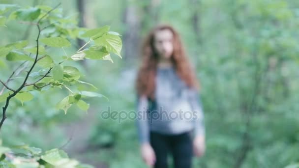 Genç Kızıl saçlı kız ormanda — Stok video