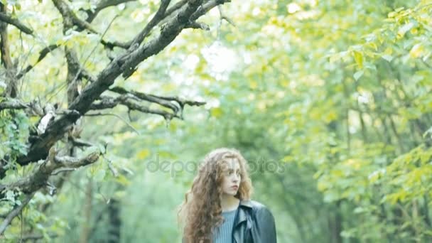 Menina ruiva jovem na floresta — Vídeo de Stock