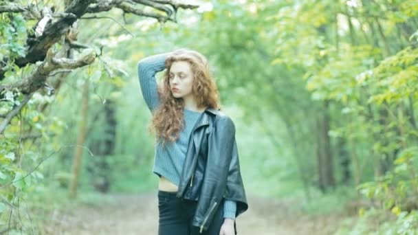 숲에서 젊은 빨강 머리 소녀 — 비디오