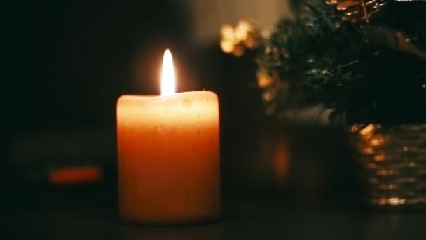 Brandende Kaars Nieuwe Kerstboom Ondiepe Scherptediepte — Stockvideo