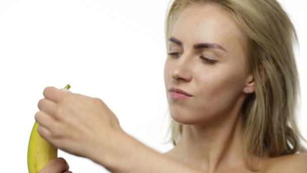 Ung Kvinna Peeling Och Äta Banan — Stockvideo
