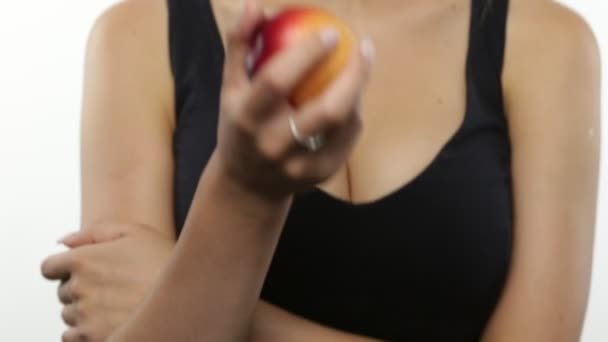 Сексуальная Женщина Ест Персики Белом — стоковое видео