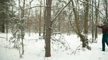 Sakallı adam karlı ormanda balta ile. Sığ derinlik-in tarla. RAW, rec 709 dönüştürülür