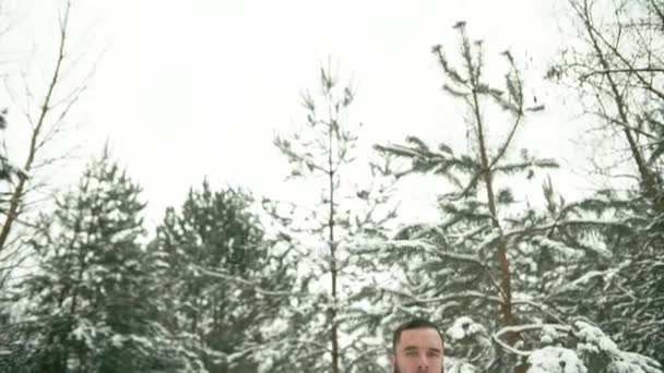 Γενειοφόρος Άνδρας Τσεκούρι Στο Χιονισμένο Δάσος Ρηχό Βάθος Πεδίου Μετατρέπεται — Αρχείο Βίντεο