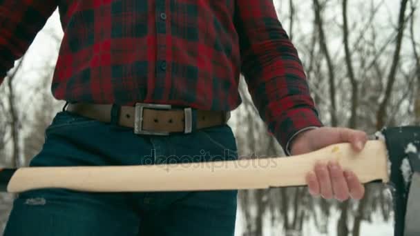 Vousatý Muž Sekyrou Zasněženém Lese Malá Hloubka Ostrosti Převedeno Raw — Stock video