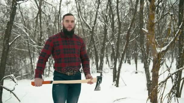 Bebaarde Man Met Bijl Het Besneeuwde Bos Ondiepe Scherptediepte Geconverteerd — Stockvideo