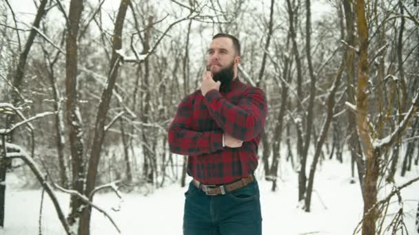 雪に覆われた森で斧のひげを生やした男 フィールドの浅い深さ Rec 709 Raw から変換 — ストック動画