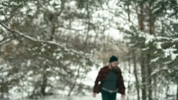 Бородатий чоловік проходить крізь ліс — стокове відео